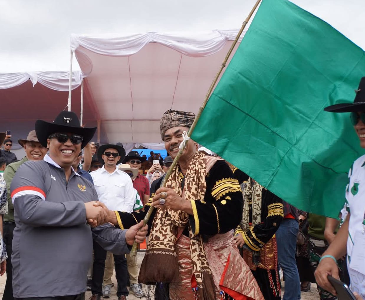 Wako Hendri Arnis, saat menyerahkan bendera Pordasi kepada ninikmamak Pabasko.